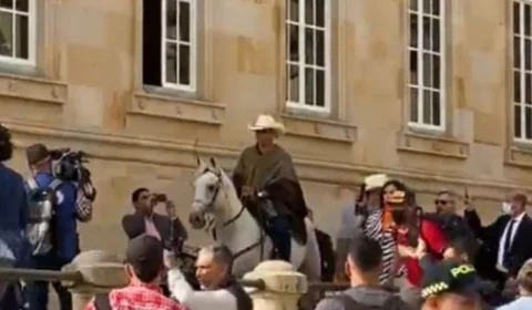 Senador colombiano vai a cavalo ao Congresso após liberação de pets na Casa