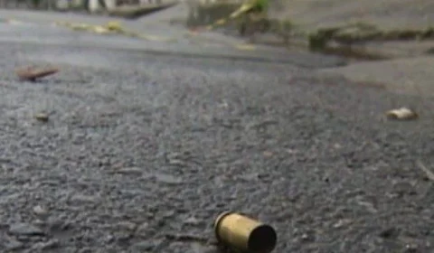 Jovem morre após ser baleado durante tiroteio entre facções, em Manaus