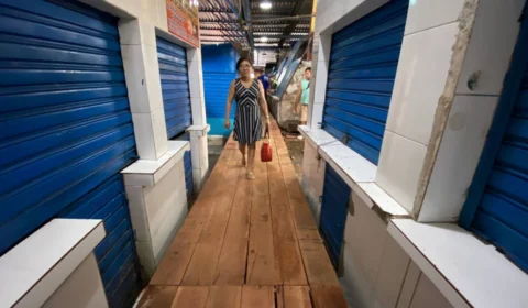 Cheia 2022: passarelas de madeira são construídas na feira Manaus Moderna