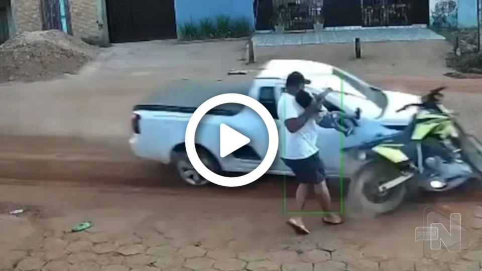 VÍDEO: pai age rapidamente e salva filho de ser atropelado por carro, no Pará