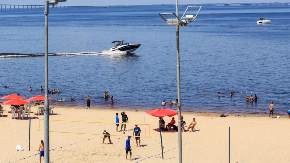 Em Manaus, embarcações devem manter distanciamento da Praia da Ponta Negra, alerta Marinha