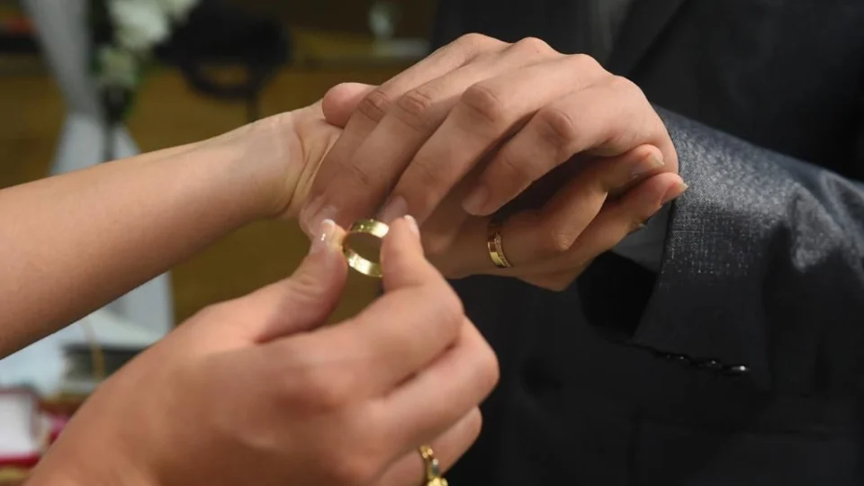 Justiça autoriza retorno de cerimônias presenciais de casamentos civis em edifícios particulares e cartórios, no AM