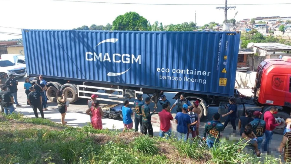 Mototaxista morre e passageiro fica ferido após colidir com caminhão na Zona Sul de Manaus