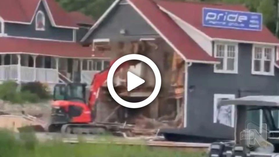 VÍDEO: após ser demitido, homem destrói casas de luxo que ele mesmo ergueu em Ontário, no Canadá