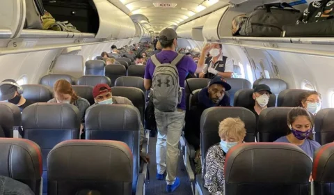 EUA não obrigarão mais uso de máscaras em voos, trens, metrô e ônibus