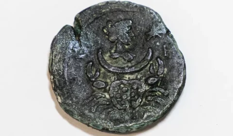 Moeda de 1850 anos que representa deusa romana Luna é encontrada em Israel