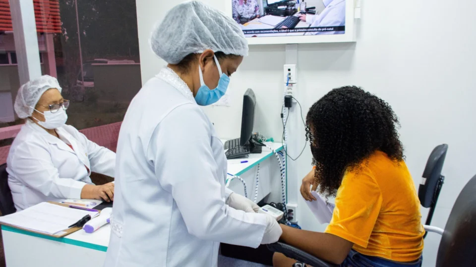 Frequência de meninos ao médico é 18 vezes menor que a das meninas, revela pesquisa da SBU