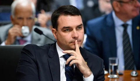 Justiça do Rio de Janeiro rejeita denúncia contra Flávio Bolsonaro no caso das ‘rachadinhas’