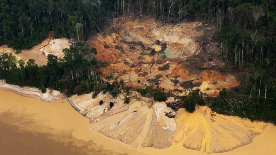 Relatório denuncia aumento do garimpo em terra Yanomami e violência sofrida por mulheres e crianças indígenas