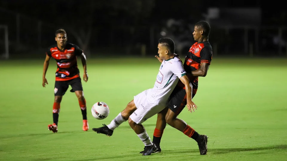 Manaus FC controla jogo contra o Vitória mas sofre revés de 1 a 0 em desatenção do goleiro pela Série C