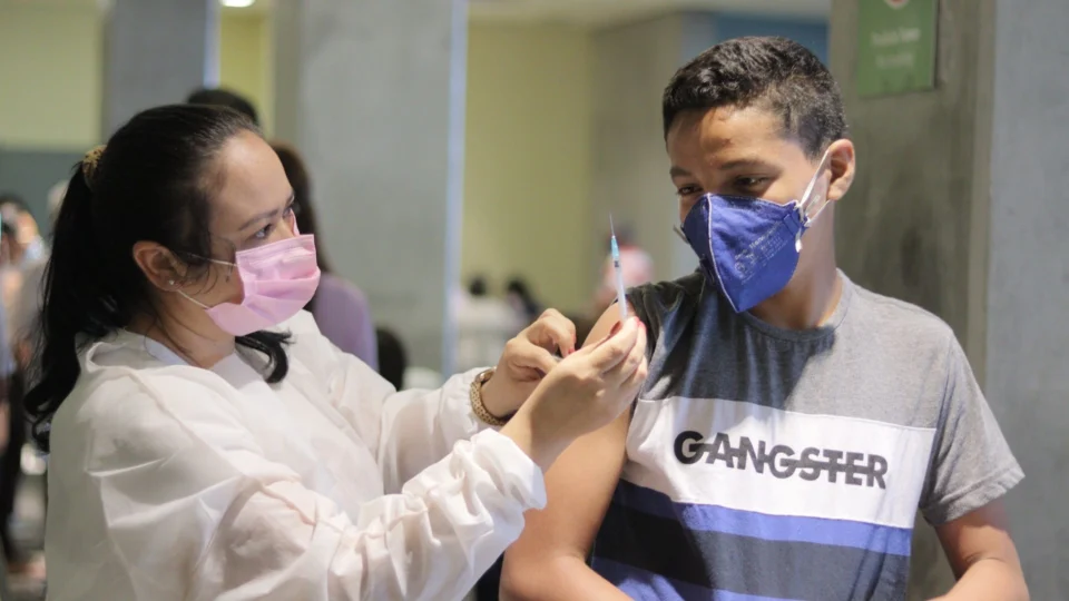 Dose de reforço contra a Covid-19 será aplicada em jovens de 12 a 17 anos a partir desta terça, em Manaus