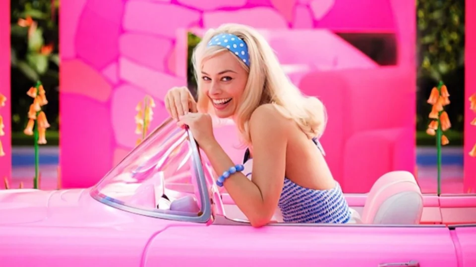 Imagem de Margot Robbie como Barbie é divulgada pela Warner Bros
