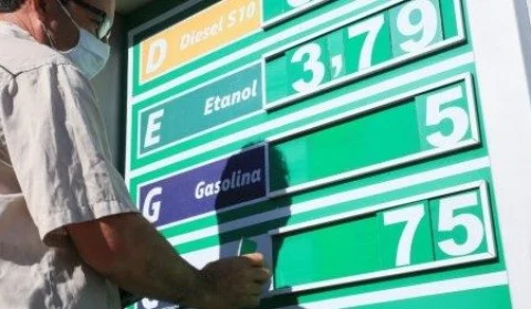 Venda do litro da gasolina é reduzida em R$ 0,25 para distribuidoras, informa Petrobras