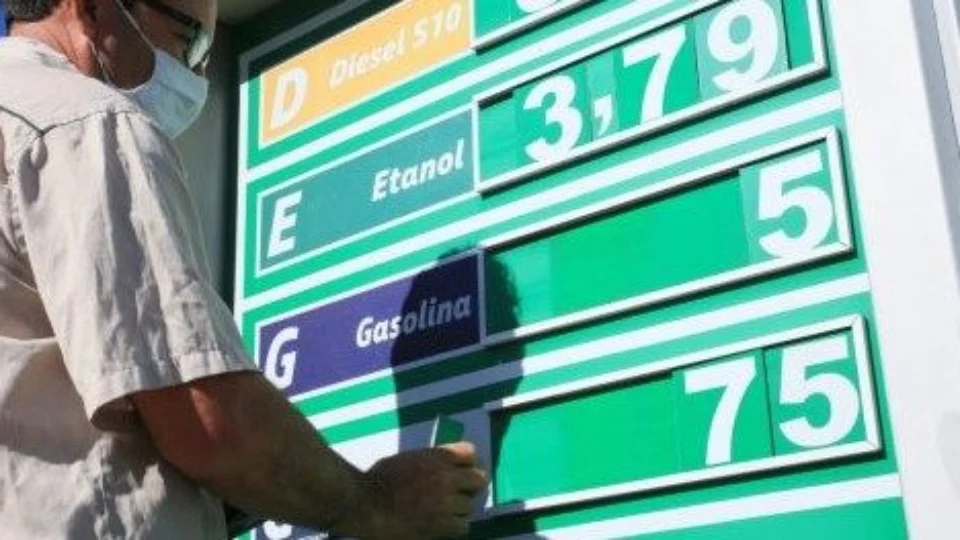 Venda do litro da gasolina é reduzida em R$ 0,25 para distribuidoras, informa Petrobras