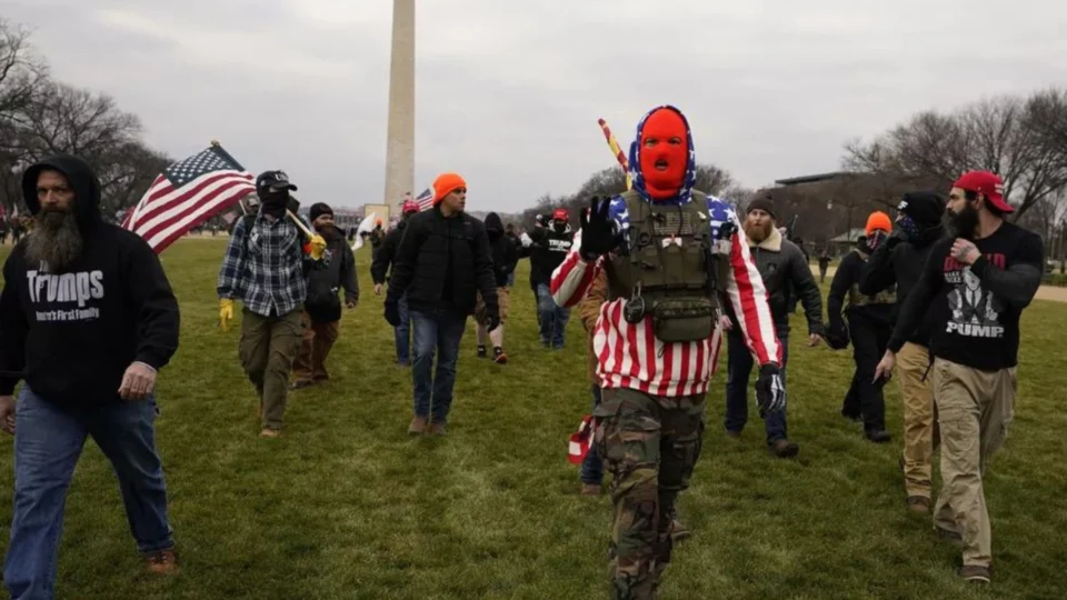 Tuíte de Donald Trump teria incitado ataque a Capitólio nos EUA, diz comissão