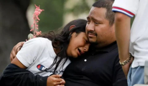 Atirador abre fogo e mata 18 crianças e uma professora em escola de ensino fundamental, nos EUA