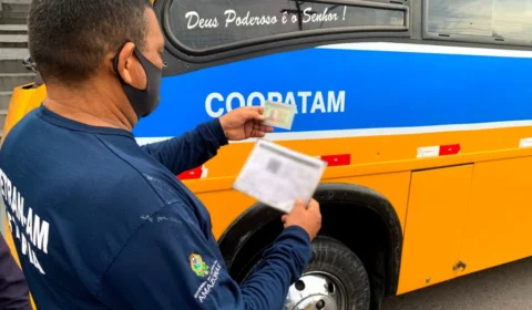 Sete micro-ônibus ‘amarelinhos’ são removidos por irregularidades pelo Detran, em Manaus