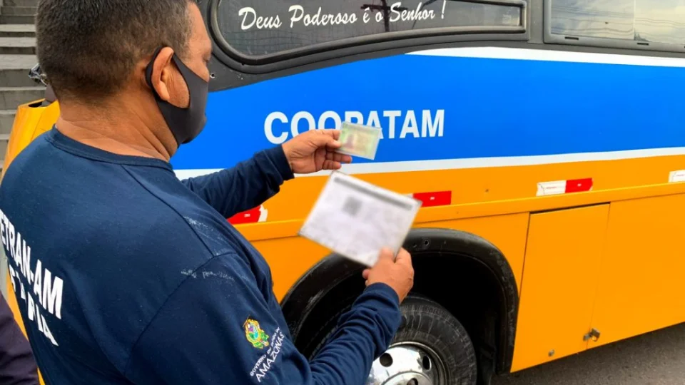 Sete micro-ônibus ‘amarelinhos’ são removidos por irregularidades pelo Detran, em Manaus