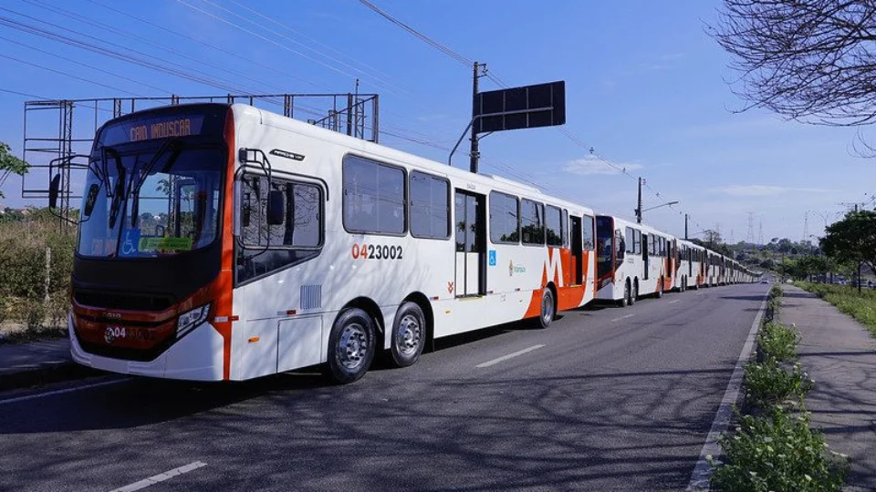 Manaus recebe 20 novos ônibus para reforçar transporte da população