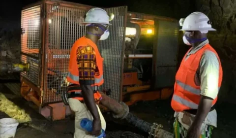 Trabalhadores estão presos há mais de 30 dias em uma mina da África