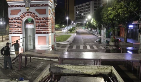 Pontes são instaladas e trecho do ‘Relógio’ na Avenida Eduardo Ribeiro é interditado, em Manaus
