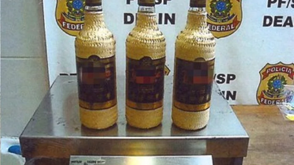 Mulher é presa com droga escondida dentro de garrafas de cachaça no aeroporto de São Paulo