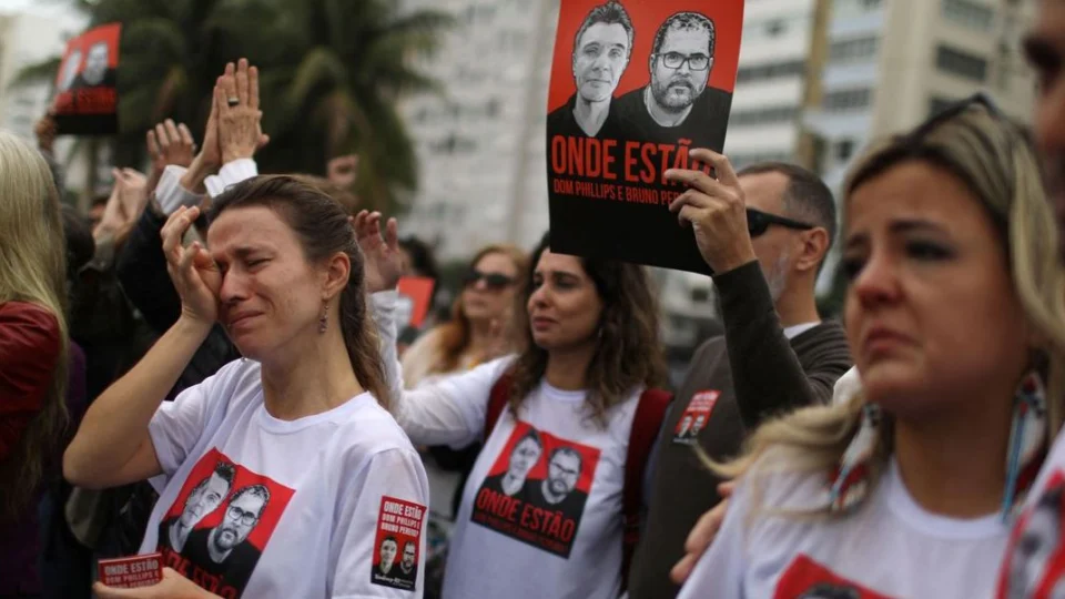 Manifestantes, parentes e amigos, no Rio de Janeiro, pedem respostas sobre desaparecimento no Amazonas