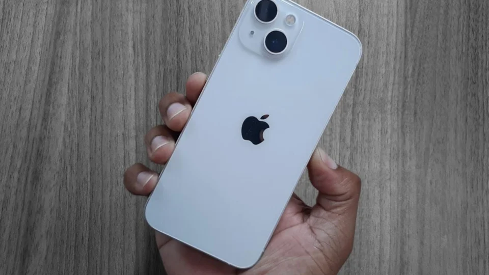 Apple é proibida de vender iPhone sem carregador no Brasil