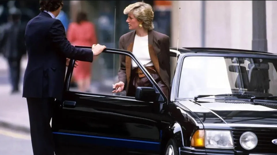 Carro usado por princesa Diana vai a leilão na Inglaterra