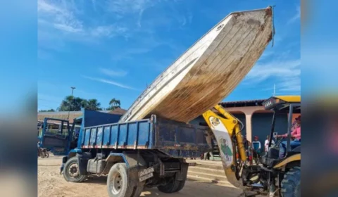 Embarcação de Bruno e Dom é levada para galpão, no Amazonas