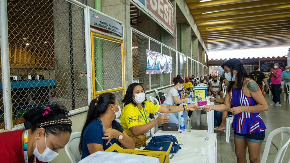 Mais de 700 mil pessoas em Manaus estão com terceira dose da vacina contra Covid atrasada