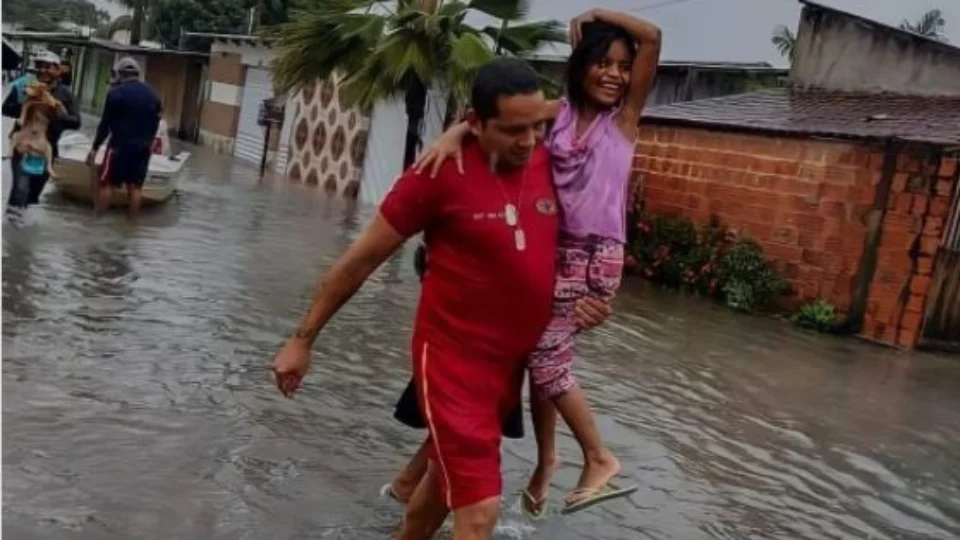 Tempestade causa deslizamentos e famílias desabrigadas em Parintins-AM