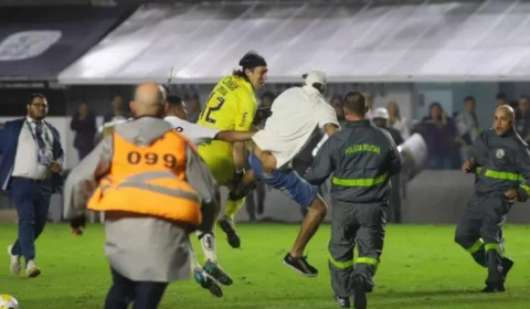 Torcedor que agrediu goleiro Cássio do Corinthians e mais quatro são liberados, após invasão de campo em SP