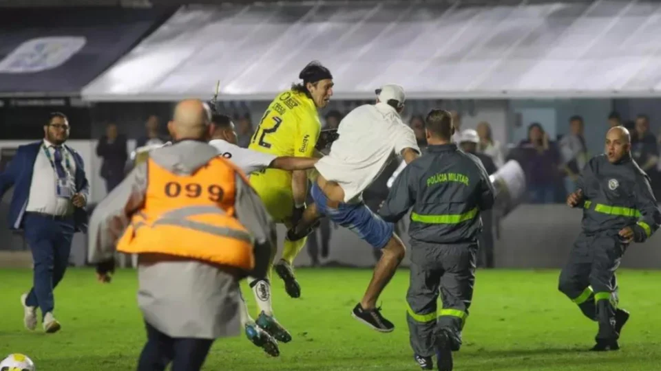 Torcedor que agrediu goleiro Cássio do Corinthians e mais quatro são liberados, após invasão de campo em SP