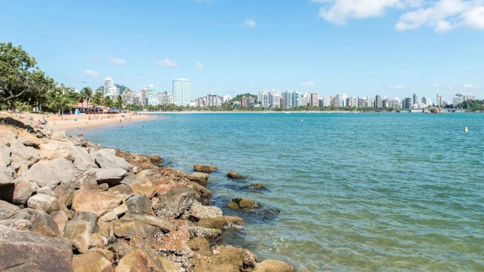 Conheça os bares e restaurantes em Vitória-ES para aproveitar o happy hour e se divertir até a madrugada