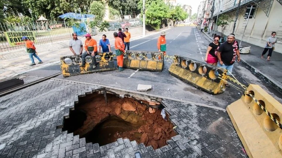 Vagas do Zona Azul são concedidas a taxistas de Manaus durante obra no Centro