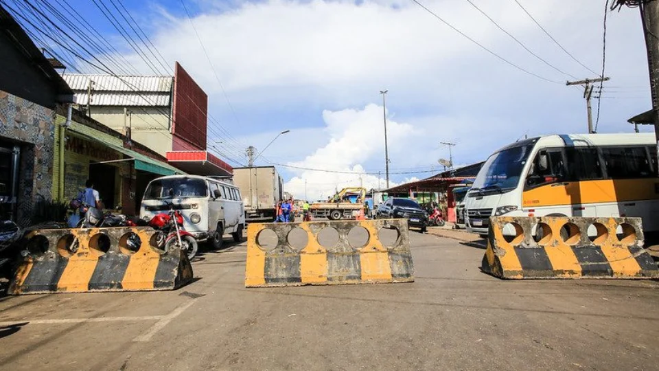 Por conta do avanço da cheia do Rio Negro, Rua Barão de São Domingos é interditada, em Manaus