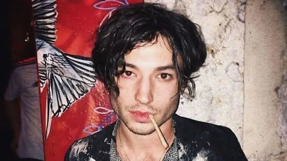 Ator da DC Comics, Ezra Miller, é acusado de roubo de bebidas alcoólicas nos EUA