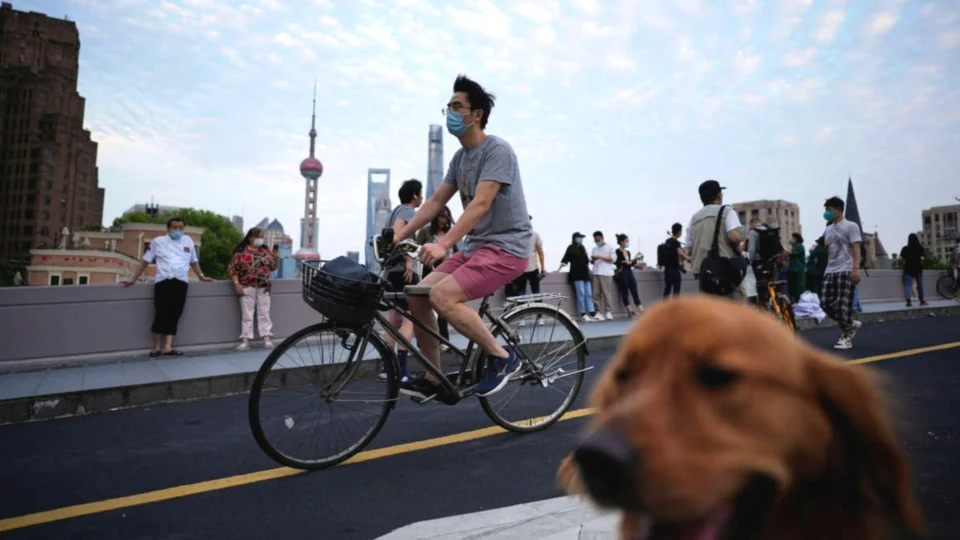 Após 2 meses, Xangai encerra regime de lockdown por Covid-19