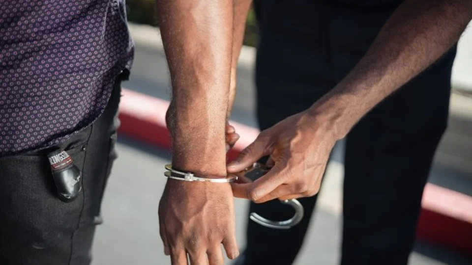 Preso trio suspeito de roubo a condomínio de luxo na Ponta Negra, em Manaus