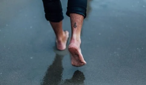 Dor crônica no pé pode ser esporão; saiba mais sobre deformação óssea, sintomas e tratamento