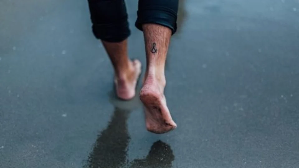 Dor crônica no pé pode ser esporão; saiba mais sobre deformação óssea, sintomas e tratamento