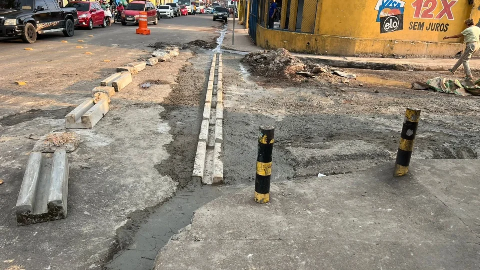 Cerca de 15 linhas de ônibus têm itinerário alterado para realização de obras em rua do Manoa, em Manaus