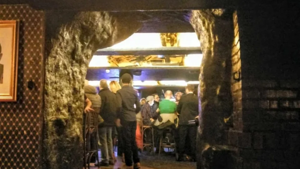 Homem mata dois e fere diversas pessoas em bar gay em Oslo, na Noruega