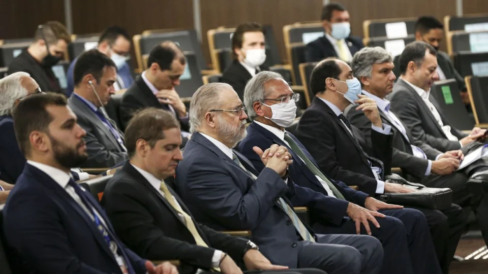 Com ressalvas, TCU aprova contas do governo federal de 2021