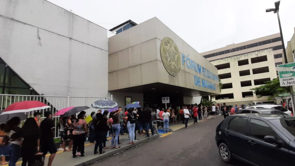 Fila imensa é registrada em atendimento presencial do TRE-AM nesta sexta-feira