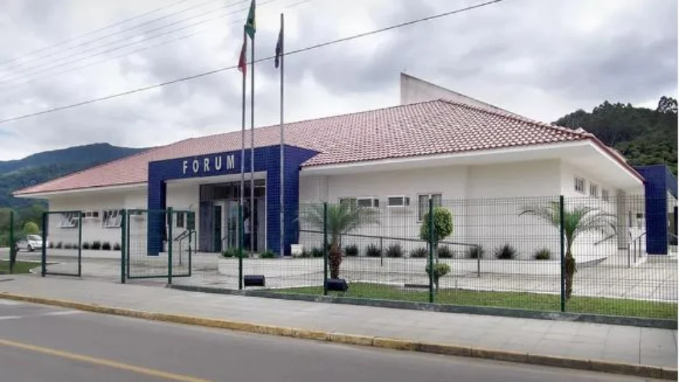 Diretor é condenado a 49 anos de prisão por estuprar 3 crianças em espaço de recreação, em SC