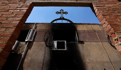 Incêndio após pane elétrica em ar-condicionado deixa 41 pessoas mortas e 45 feridas em igreja, no Egito