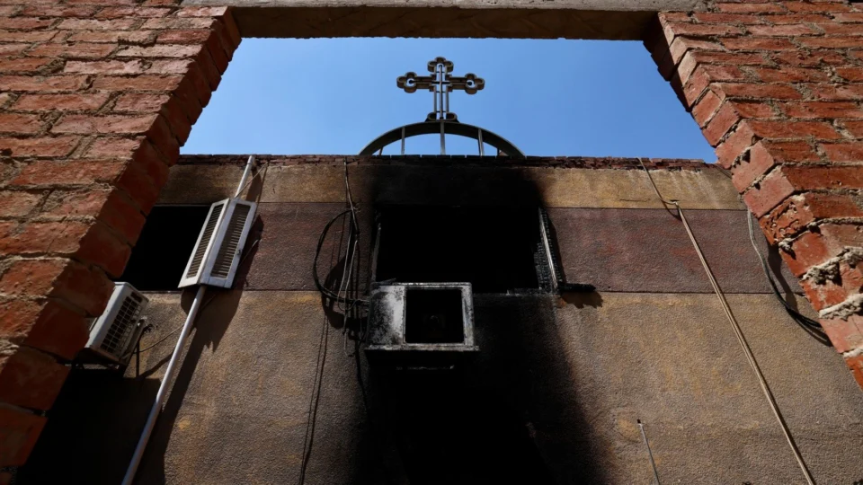 Incêndio após pane elétrica em ar-condicionado deixa 41 pessoas mortas e 45 feridas em igreja, no Egito