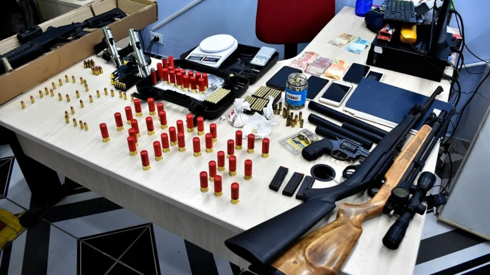Operação Dead End prende cinco pessoas e apreende arsenal de armas no interior do AM
